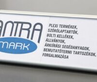 AluSign Indoor műanyag záróvégekkel kialakított asztali tábla