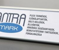 AluSign Indoor műanyag záróvégekkel kialakított asztali tábla