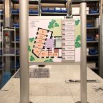 Az elkészült tábla becsúsztatva az oszlopsínekbe