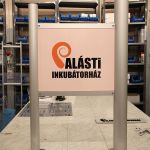 A körmös szorítók csavarjainak kulcsnyílásába nyomott takaró sapka