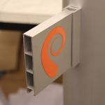 Kiegészítő sínprofil felcsavarozva, és táblaelem felfogatva rá körmös szorítóval