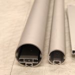 Outdoor táblaelem beszegecselve a 90mm-es oszlopba