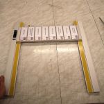 Kétoldalas ragasztócsík felragasztva a tábla hordozó nyelvekre