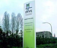 AluSign Totem Clam totemoszlop