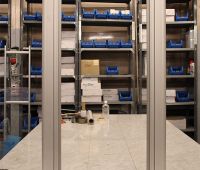 A keret felcsavarozva a lábakra