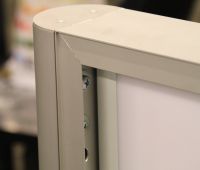 A doboz felső oldala és az oszlopfél záróvég felszerelve