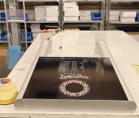 A hátulsó (nem átvilágított) tábla beragasztva