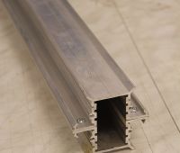 Jól látható az egymásnak fordított oszlopmagok összecsavarozása