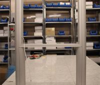 A doboz felszerelve a lábak közé, villanykábel bevezetve a dobozba