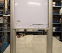 A doboz hornyaiba csúsztatott LED panel. és annak bekötése hátulról