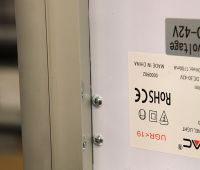 A LED panel a doboz hornyába csúsztatva